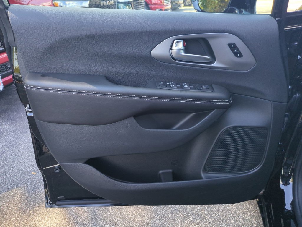New 2027 Chrysler Pacifica Select FWD image 12