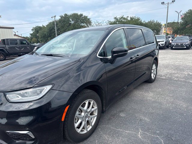 Used 2024 Chrysler Pacifica Touring-L FWD image 7