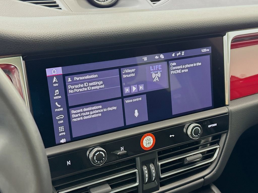 Certified 2025 Porsche Macan AWD/4WD image 18