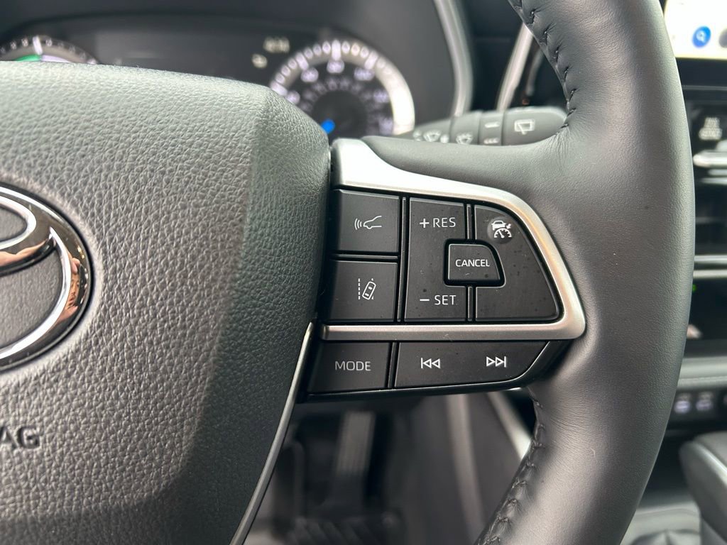 Used 2025 Toyota Highlander XLE image 12