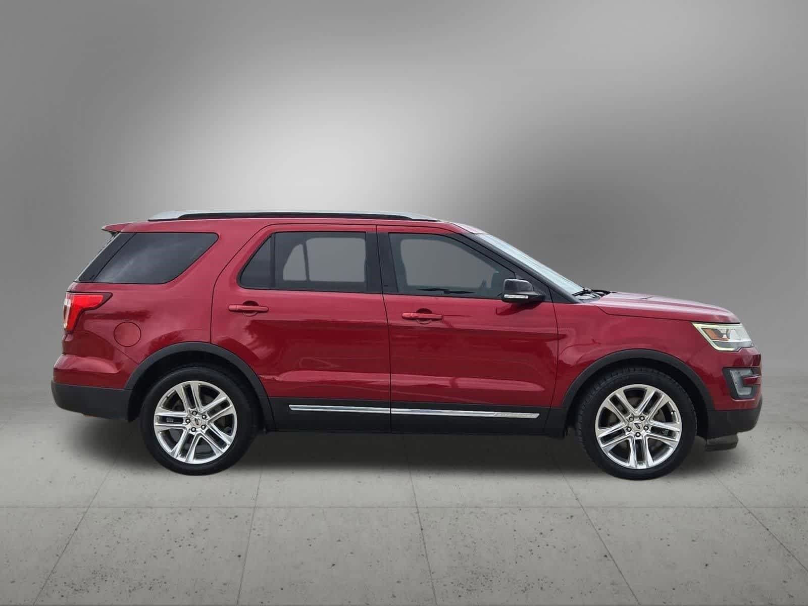 Used 2017 Ford Explorer XLT w/ Equipment Group 202A FWD image 7