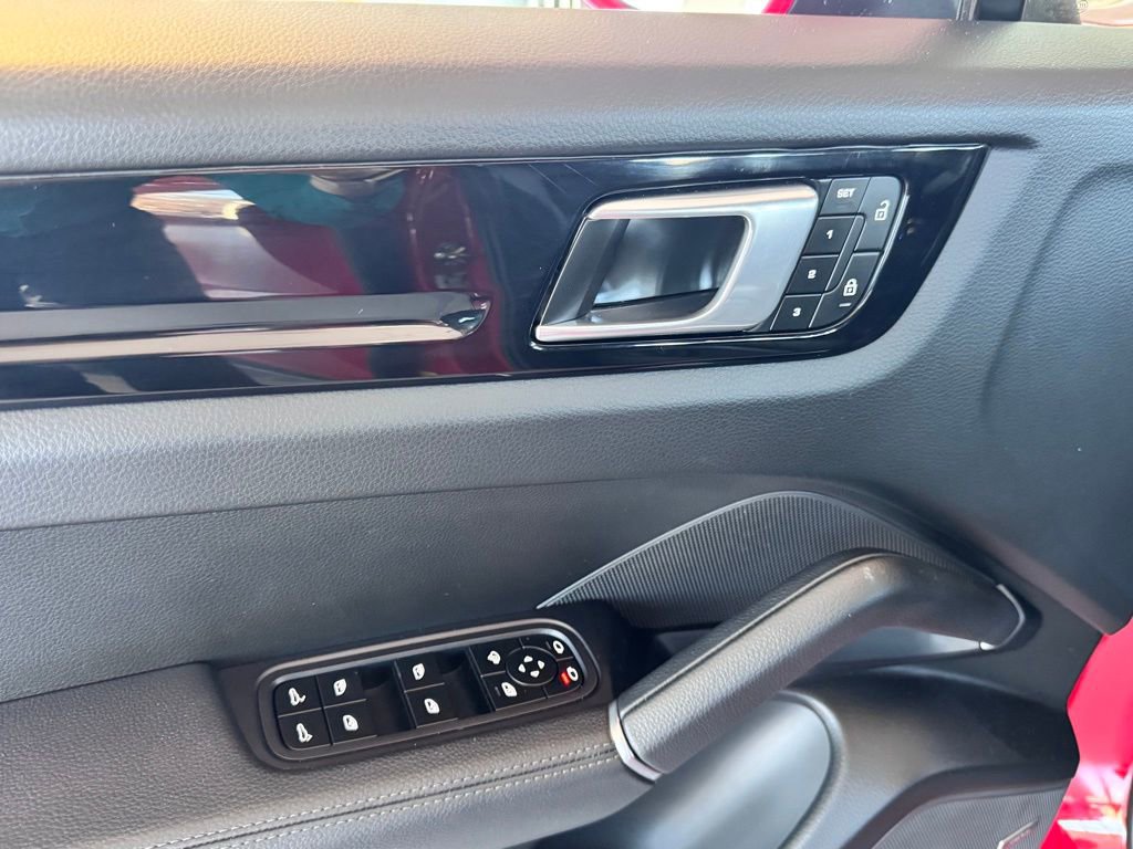 Used 2023 Porsche Cayenne Platinum Edition image 37