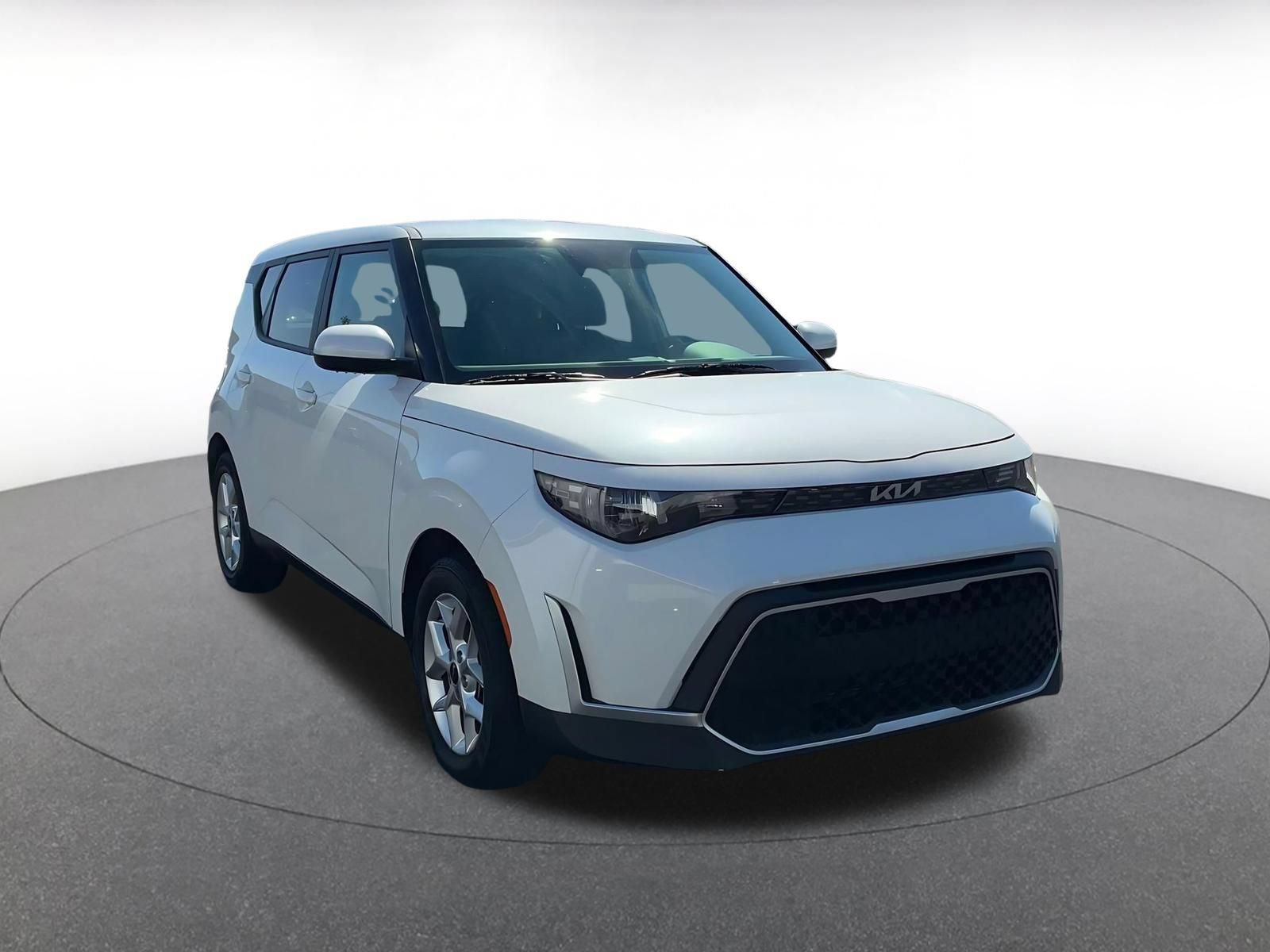 Used 2025 Kia Soul LX w/ LX Technology Package FWD image 3
