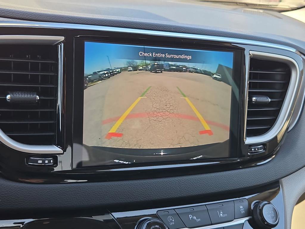 Used 2024 Chrysler Pacifica Touring-L image 34