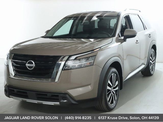 Used 2024 Nissan Pathfinder Platinum image 1