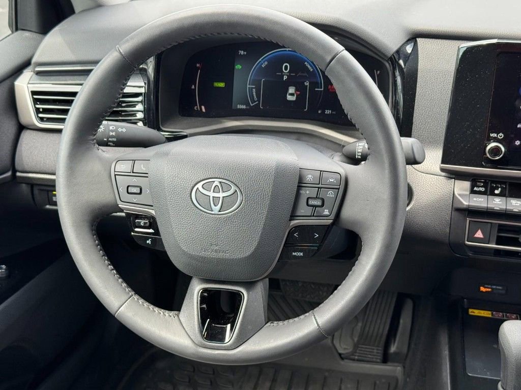 Used 2025 Toyota Camry LE w/ Convenience Package image 13