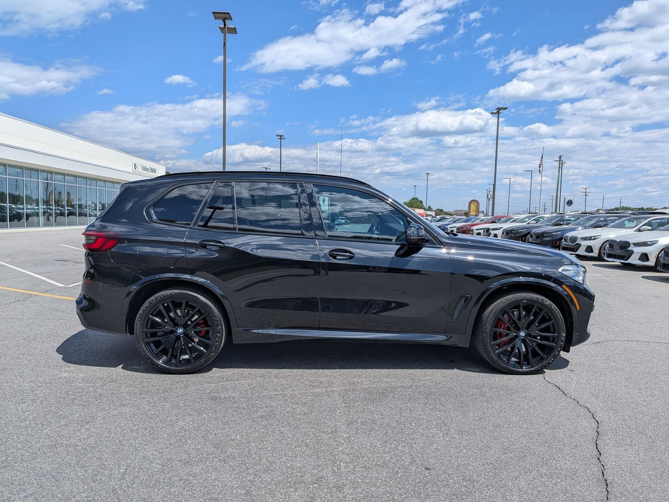 Used 2022 BMW X5 xDrive40i w/ M Sport Package AWD/4WD image 2