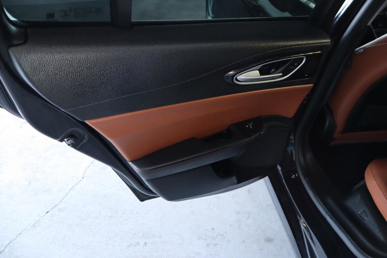 Used 2017 Alfa Romeo Giulia RWD image 31