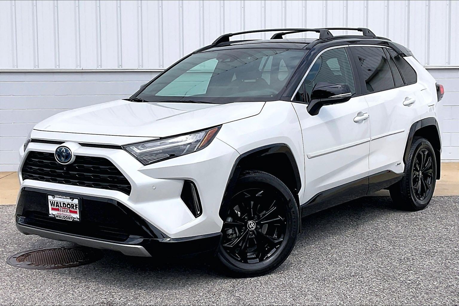 Used 2023 Toyota RAV4 XSE AWD/4WD image 2