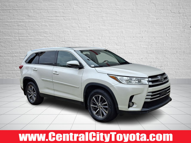 Used 2019 Toyota Highlander XLE AWD/4WD image 1