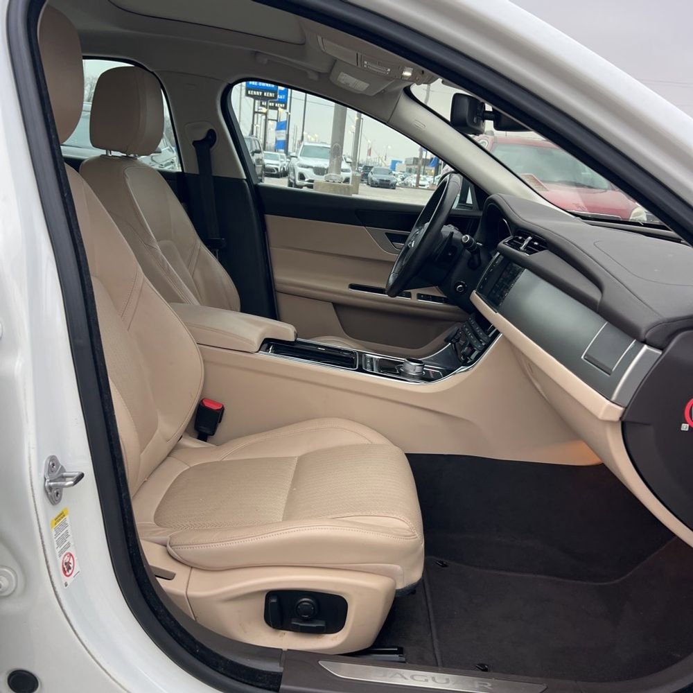 Used 2016 Jaguar XF Prestige image 6