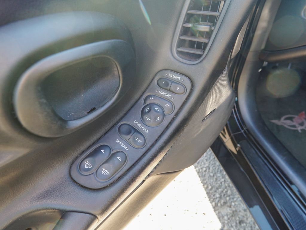 Used 2004 Chevrolet Corvette Convertible w/ Preferred Equipment Group RWD image 13