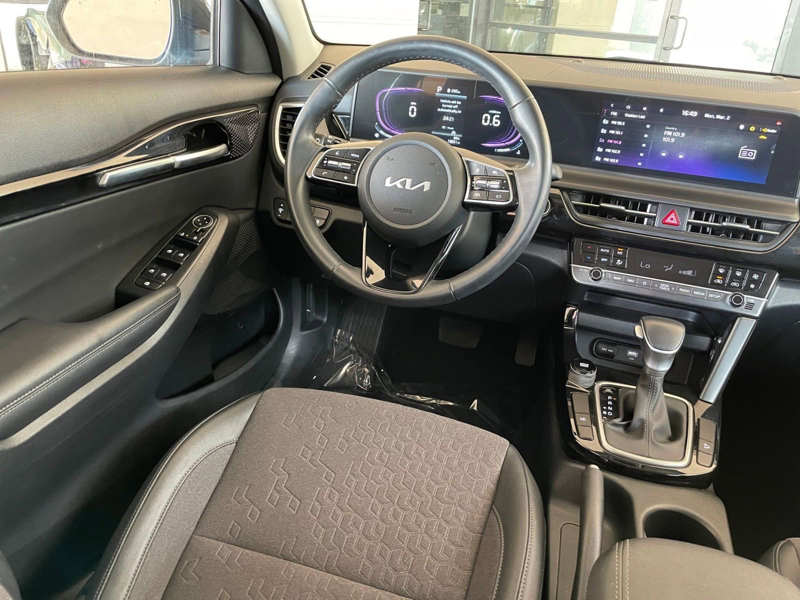 Used 2025 Kia Seltos S FWD image 35
