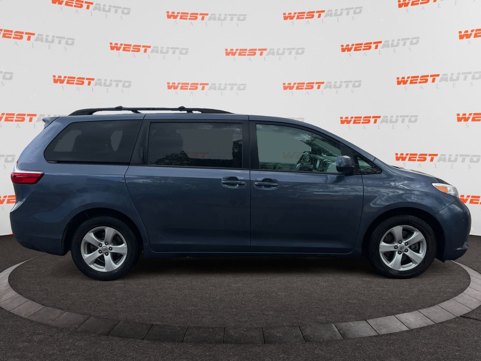 Used 2017 Toyota Sienna LE FWD image 6
