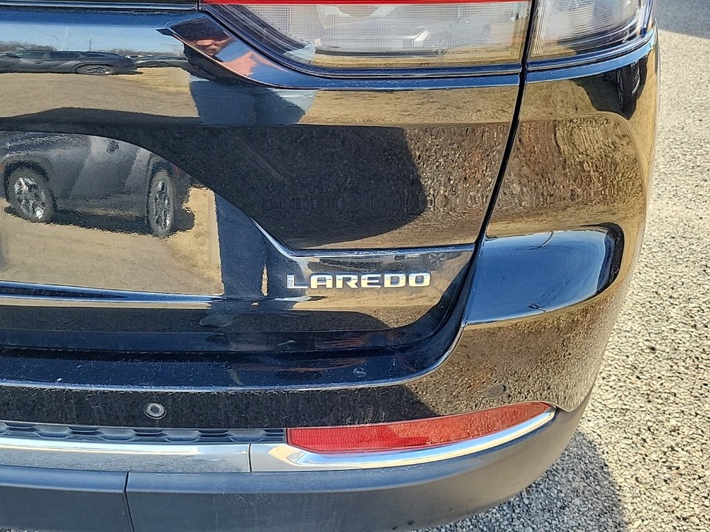 Used 2023 Jeep Grand Cherokee Laredo image 9