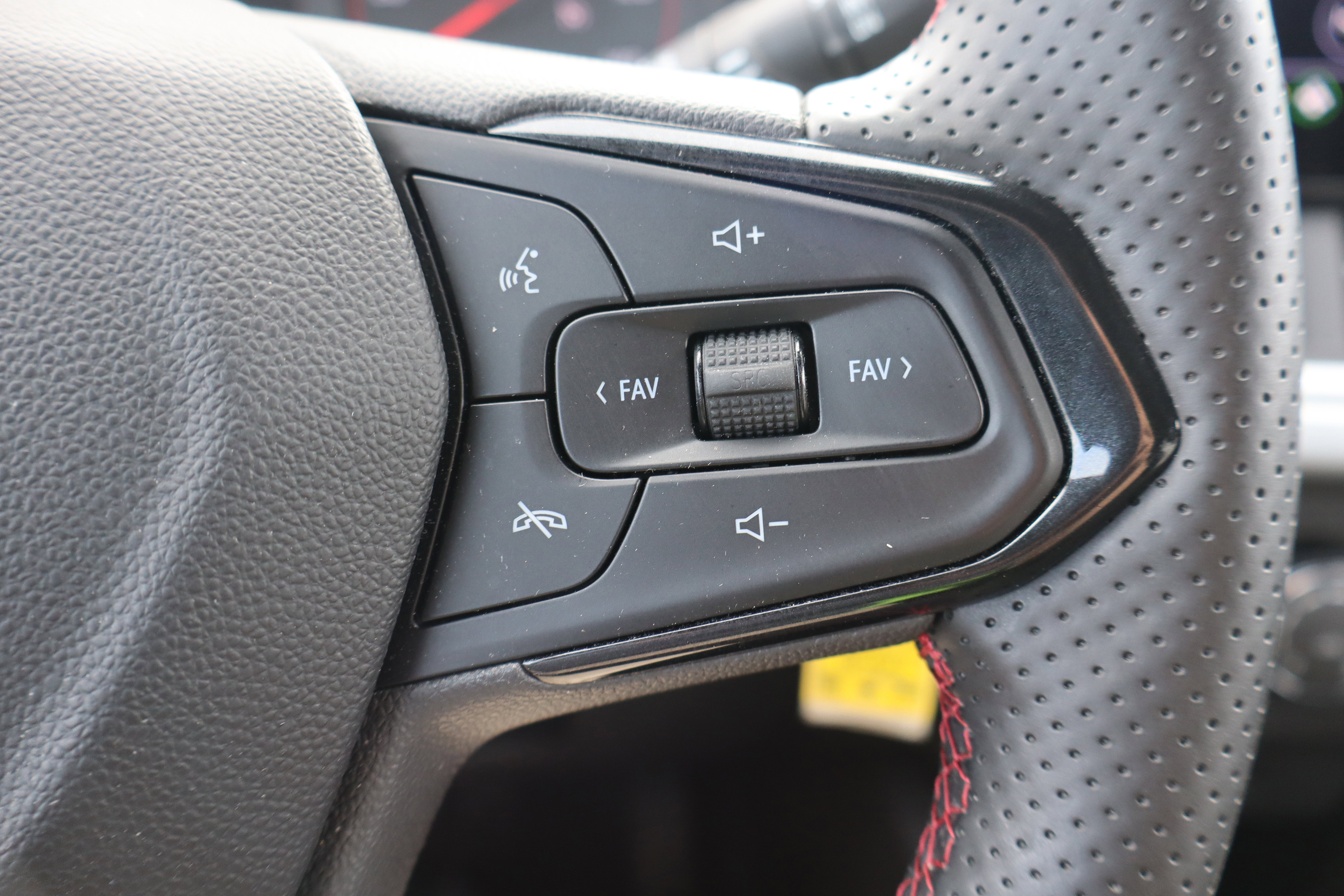 Used 2024 Chevrolet Trax RS FWD image 16