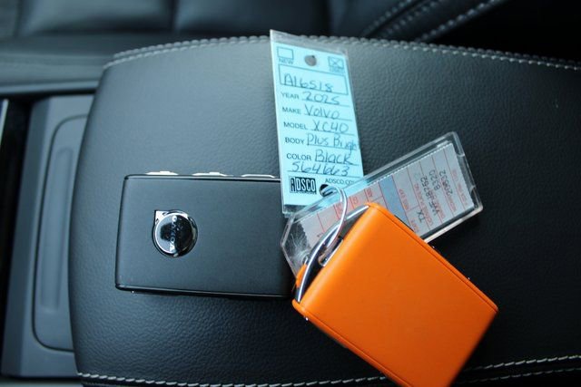 Used 2025 Volvo XC40 B5 Plus image 31