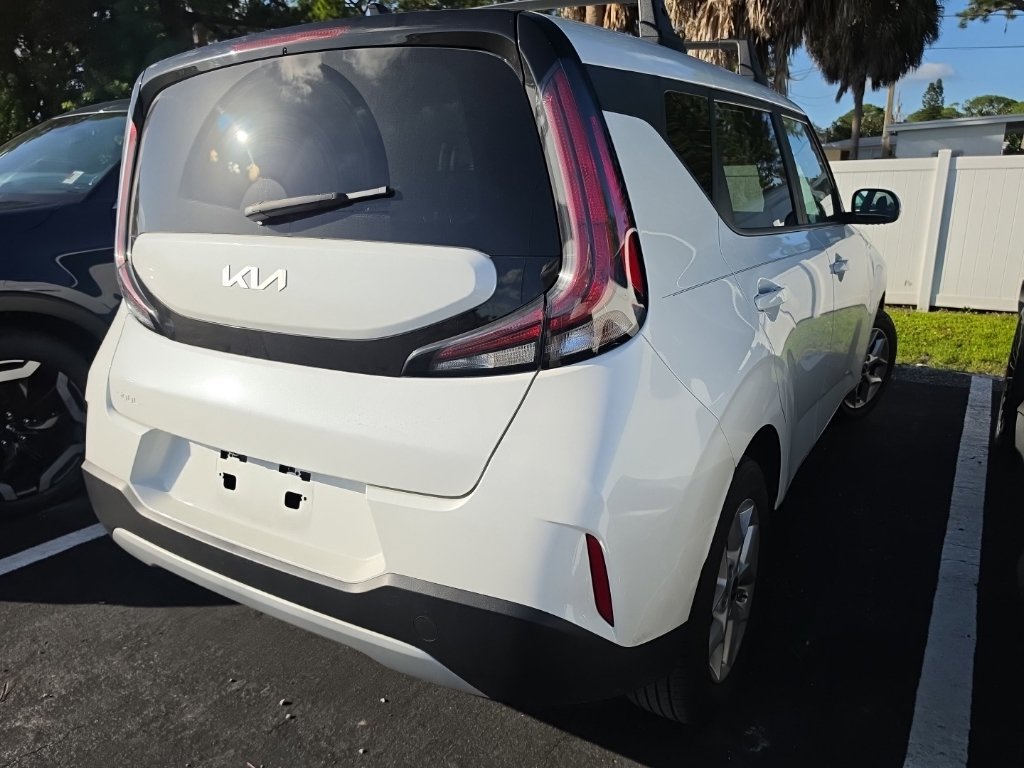 Certified 2023 Kia Soul LX w/ LX Technology Package FWD image 15
