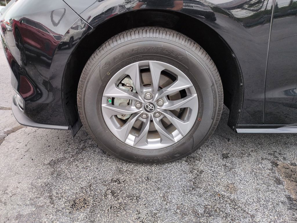 Used 2024 Toyota Sienna LE FWD image 27