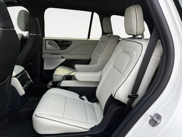 Used 2025 Lincoln Aviator Black Label w/ Jet Appearance Package AWD/4WD image 13
