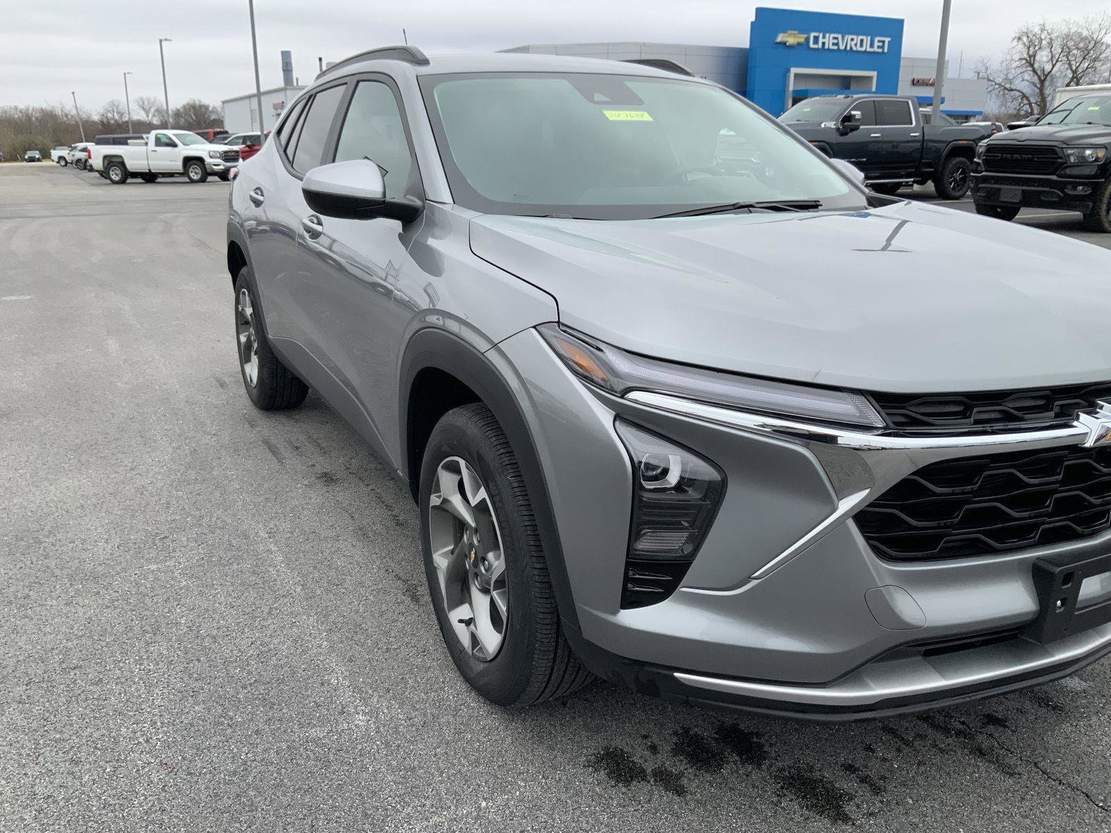 Used 2025 Chevrolet Trax LT w/ LT Convenience Package FWD image 14
