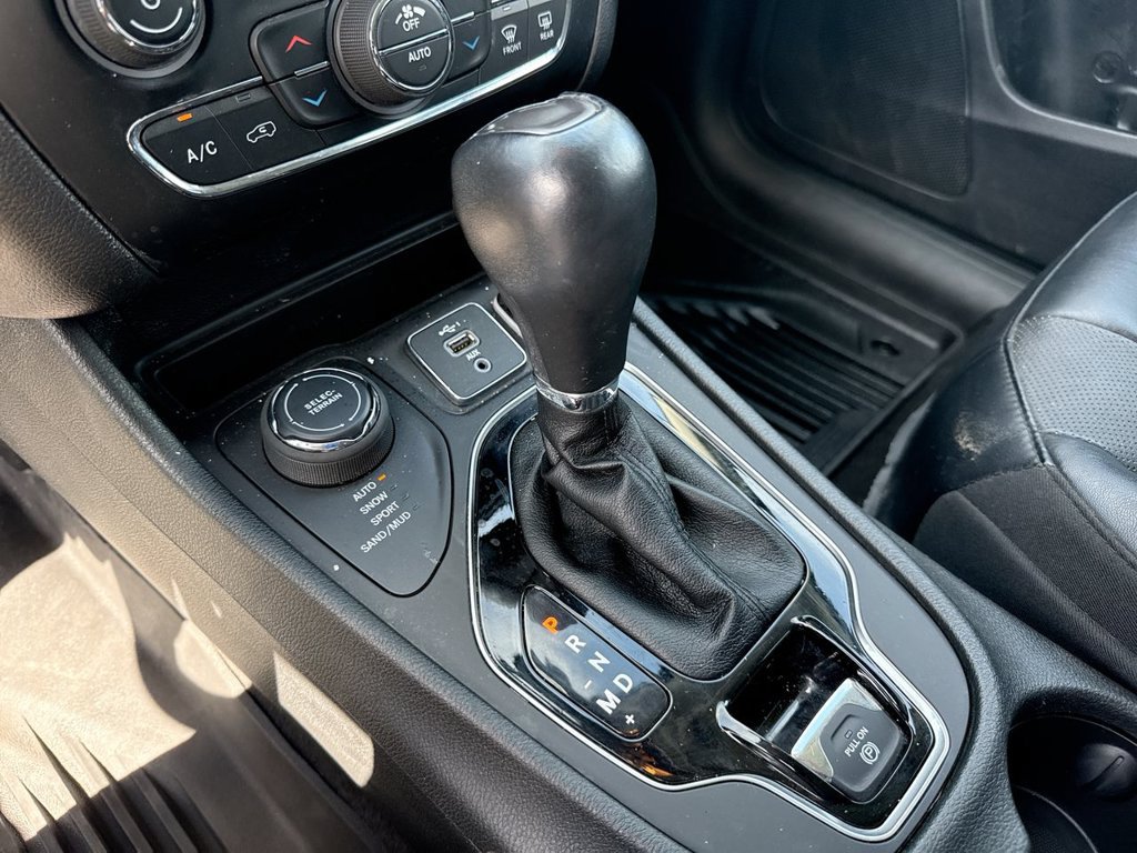 Used 2022 Jeep Cherokee Latitude Lux w/ Sun & Sound Group AWD/4WD image 27