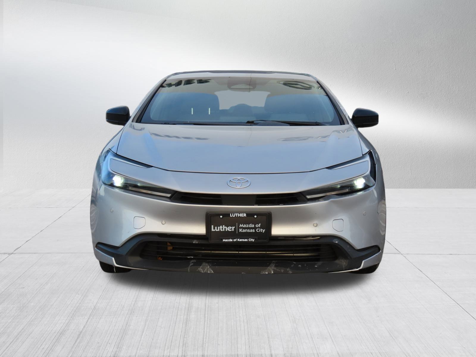 Used 2024 Toyota Prius LE image 2