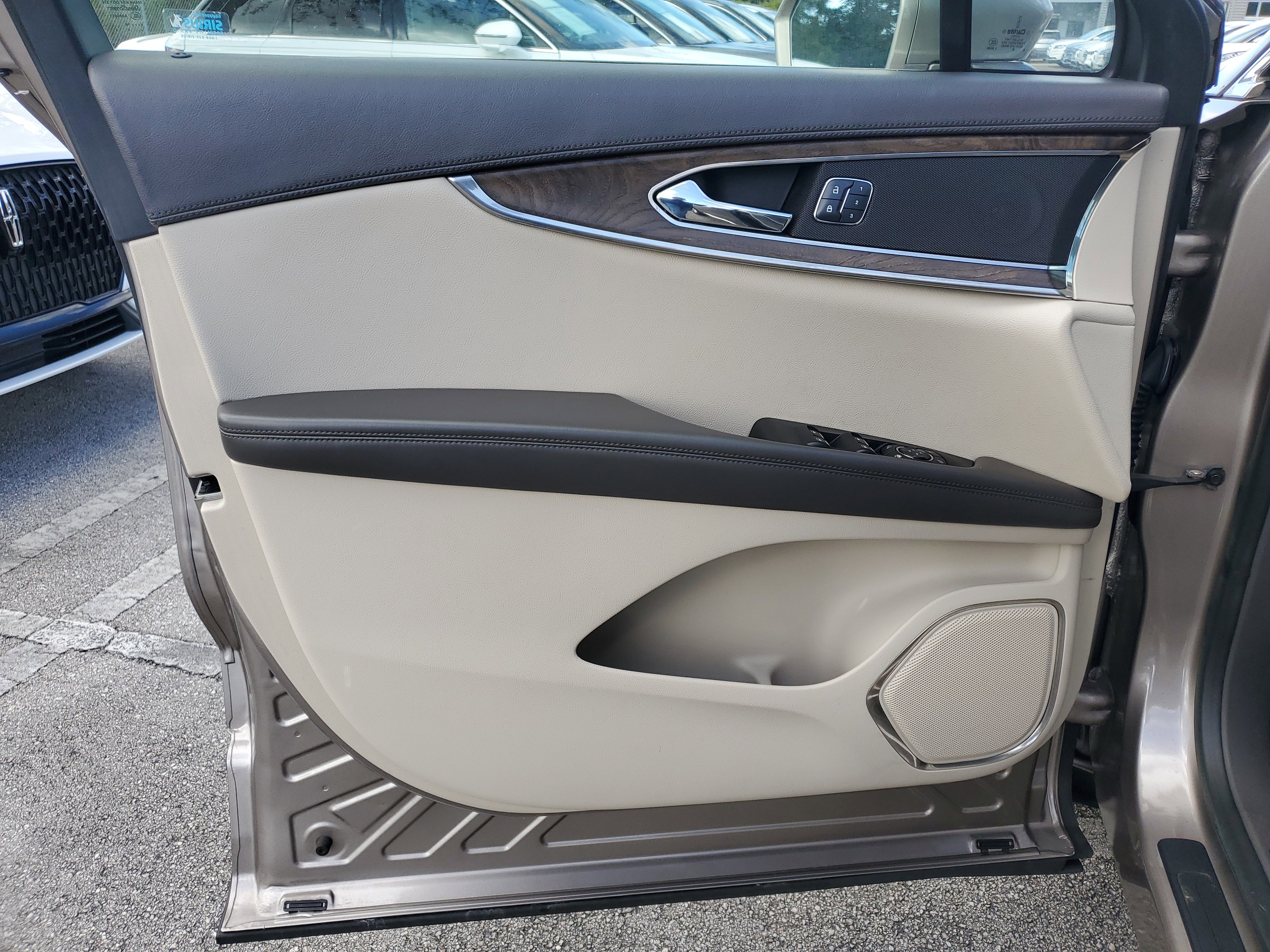 Used 2018 Lincoln MKX Select w/ Select Plus Package image 16