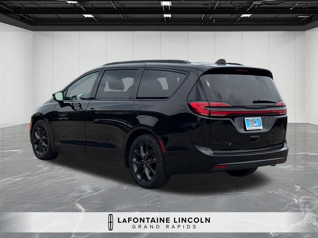 Used 2025 Chrysler Pacifica Limited FWD image 3