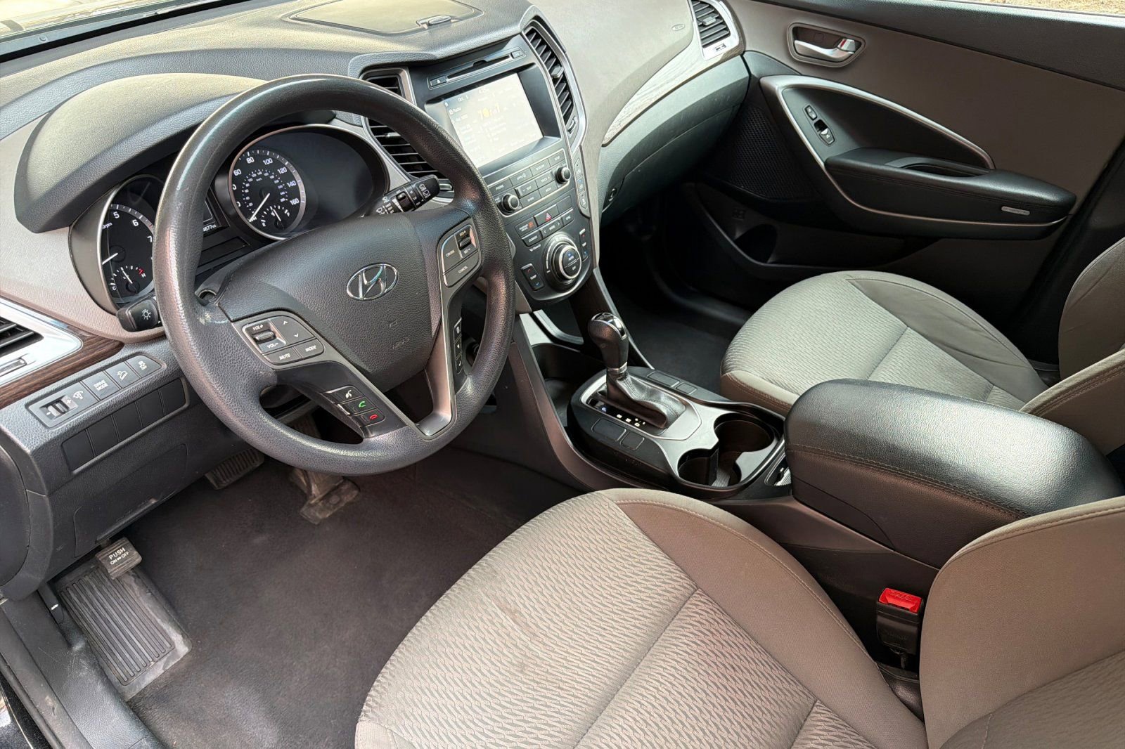 Used 2017 Hyundai Santa Fe SE image 11