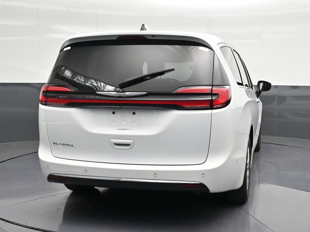 Used 2023 Chrysler Pacifica Touring-L FWD image 2