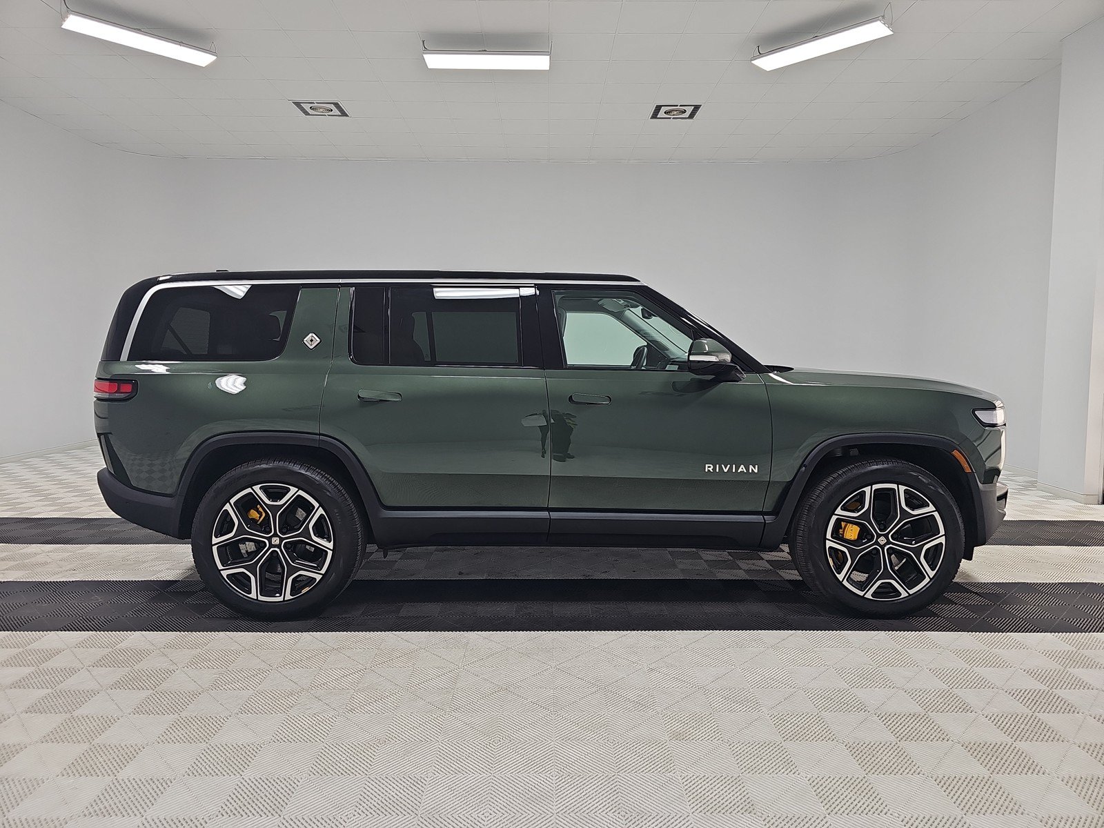 Used 2024 Rivian R1S Adventure AWD/4WD image 6