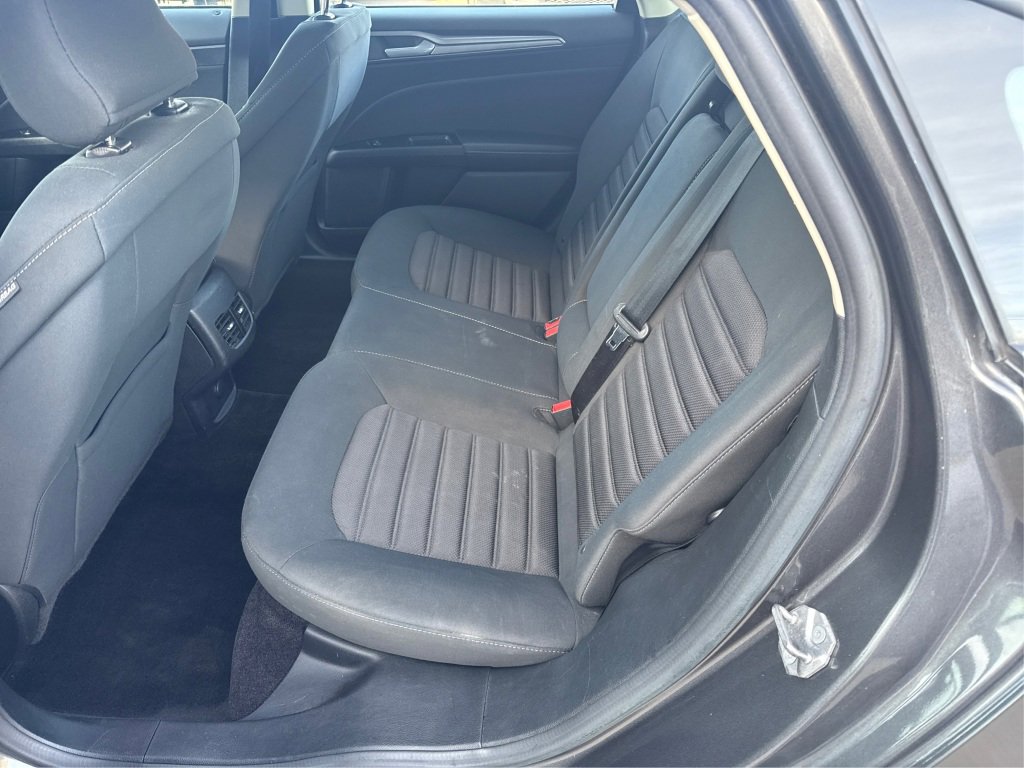 Used 2017 Ford Fusion SE image 12