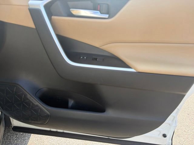 Used 2020 Toyota RAV4 XLE Premium AWD/4WD image 31