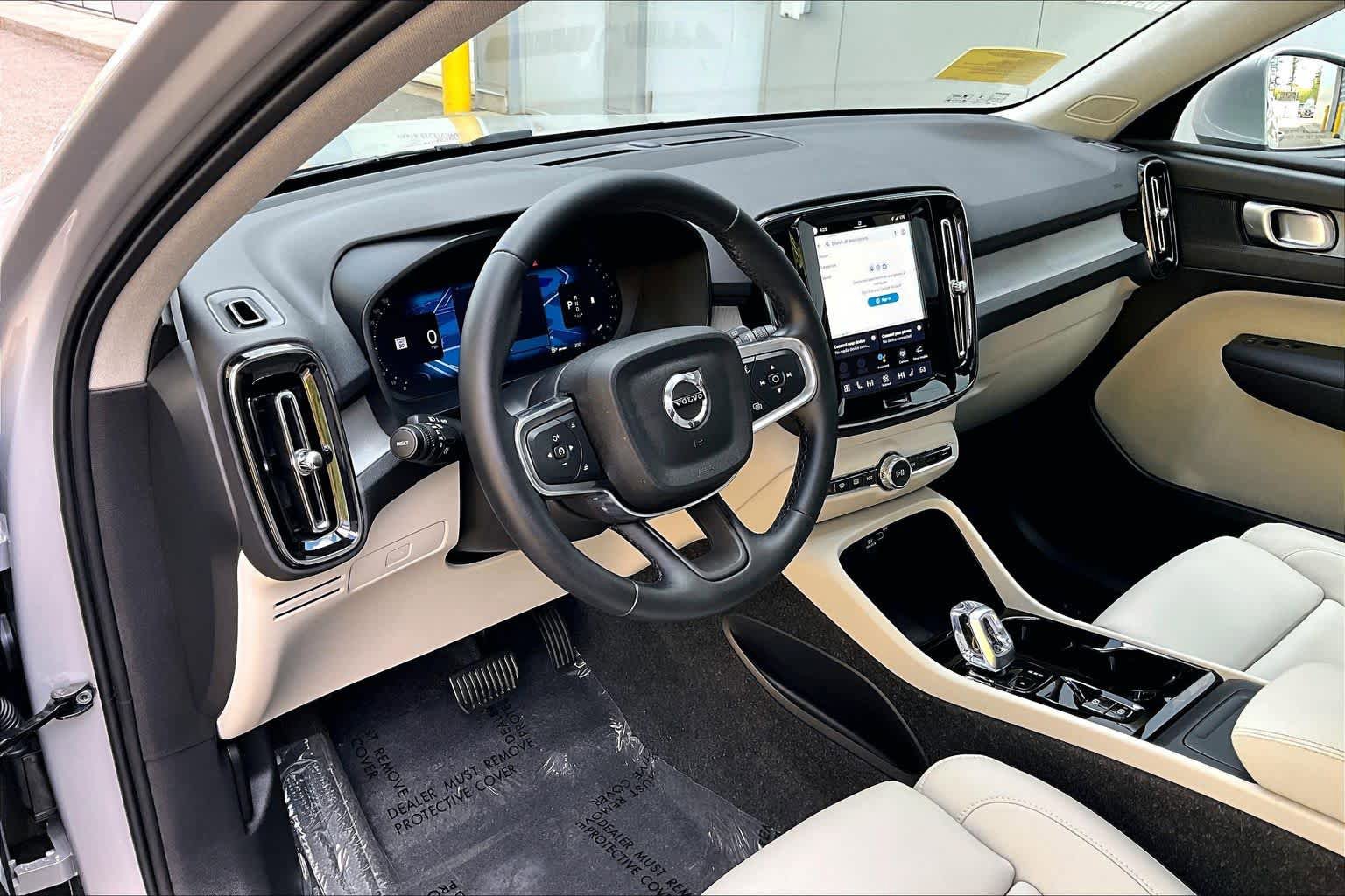 Used 2025 Volvo XC40 B5 Plus AWD/4WD image 17