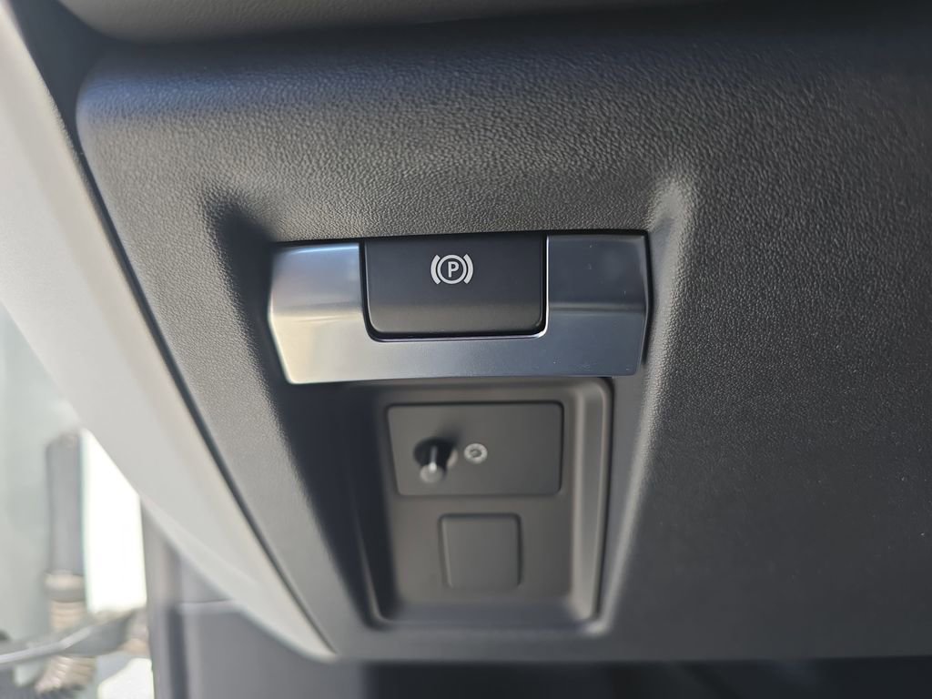 Used 2025 Land Rover Defender 130 X-Dynamic SE image 27