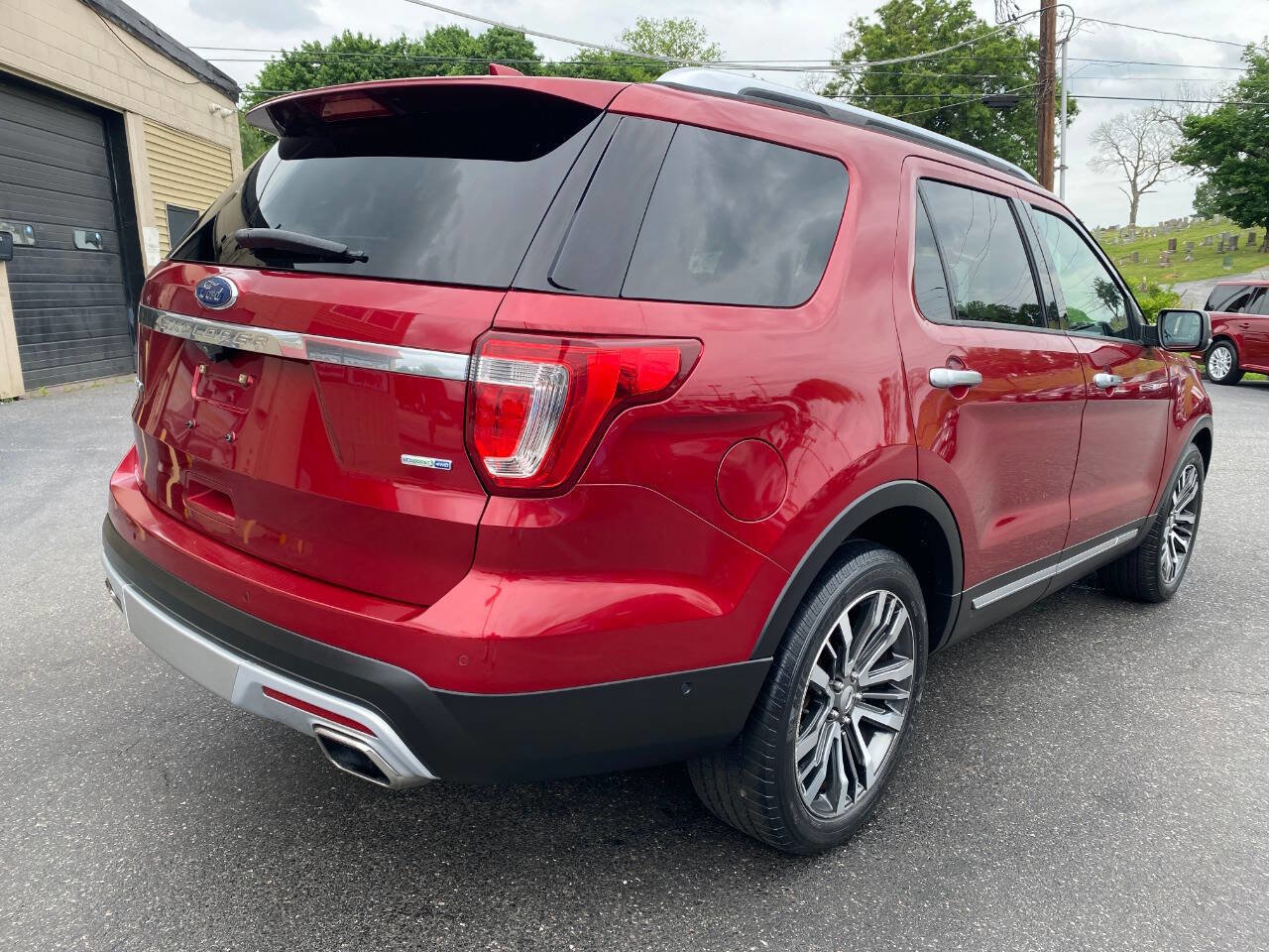 Used 2017 Ford Explorer Platinum AWD/4WD image 3