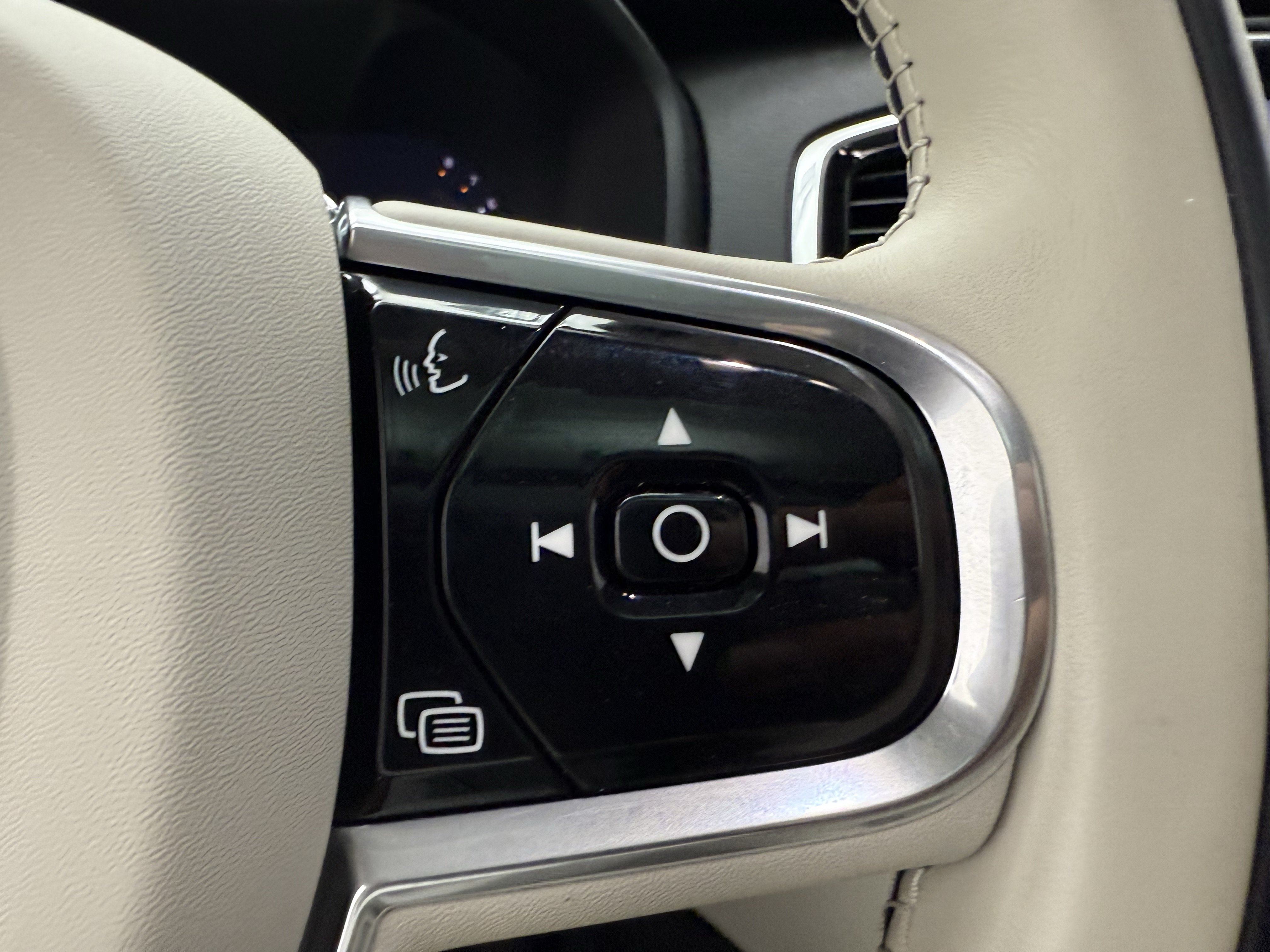 Certified 2023 Volvo XC90 B6 Plus w/ Protection Package Premier AWD/4WD image 18