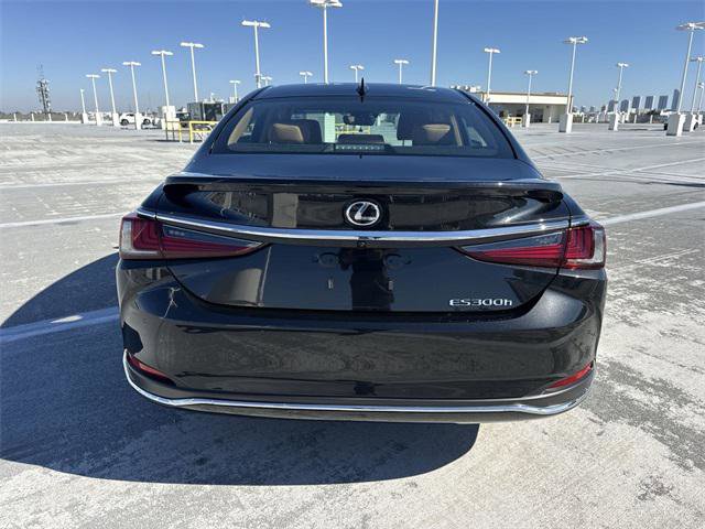 Certified 2025 Lexus ES 300h w/ Premium Package image 24