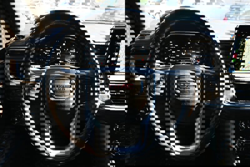 Used 2022 GMC Yukon SLE image 25