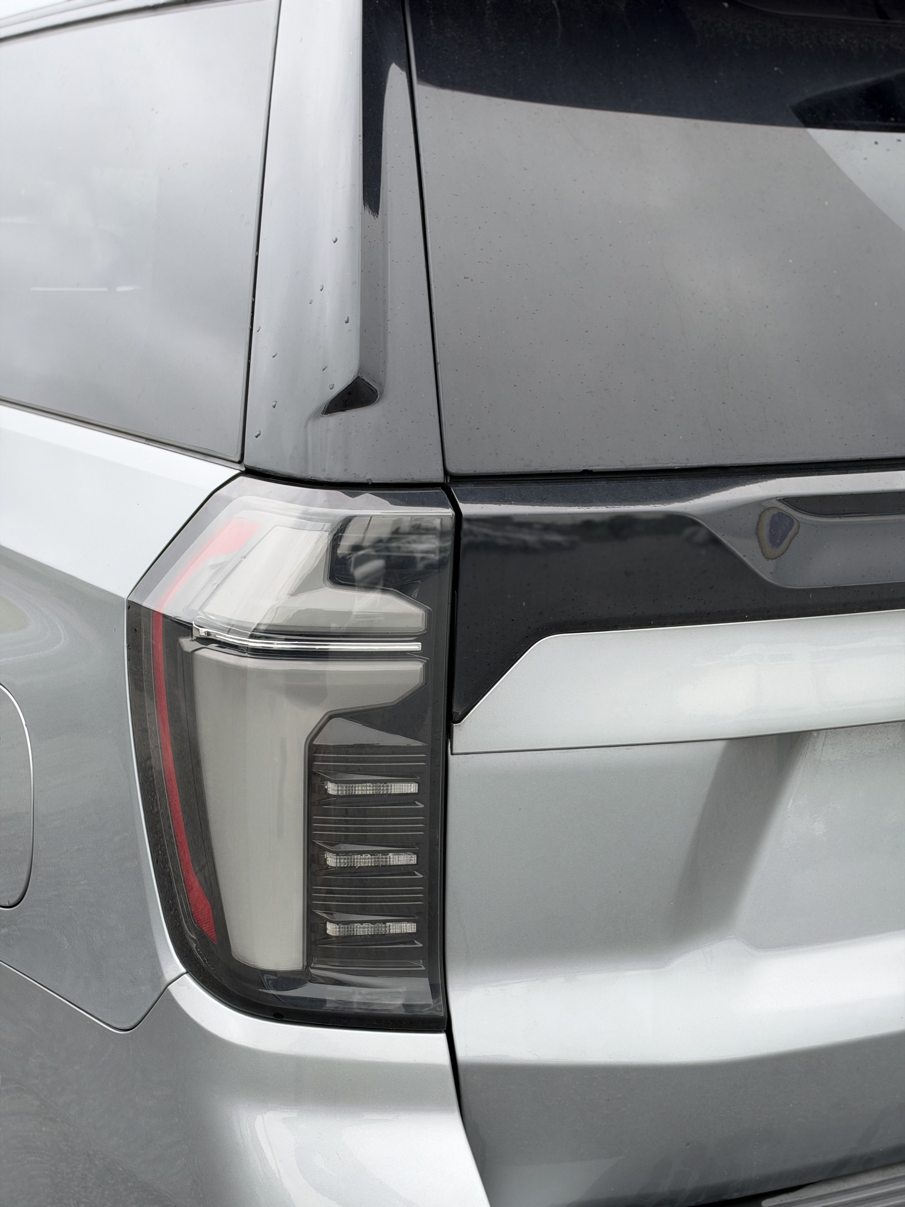 Used 2025 Chevrolet Suburban High Country AWD/4WD image 2
