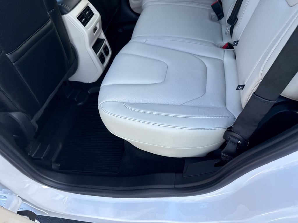 Used 2017 Ford Edge Titanium w/ Equipment Group 302A AWD/4WD image 19