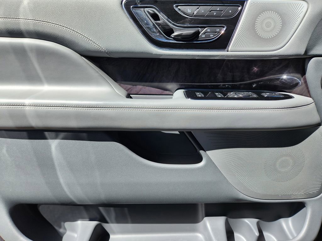 Used 2019 Lincoln Navigator Reserve image 8