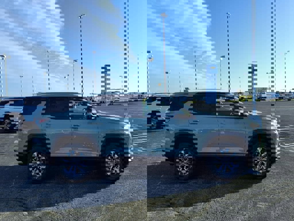 New 2026 Chevrolet Equinox LT image 2