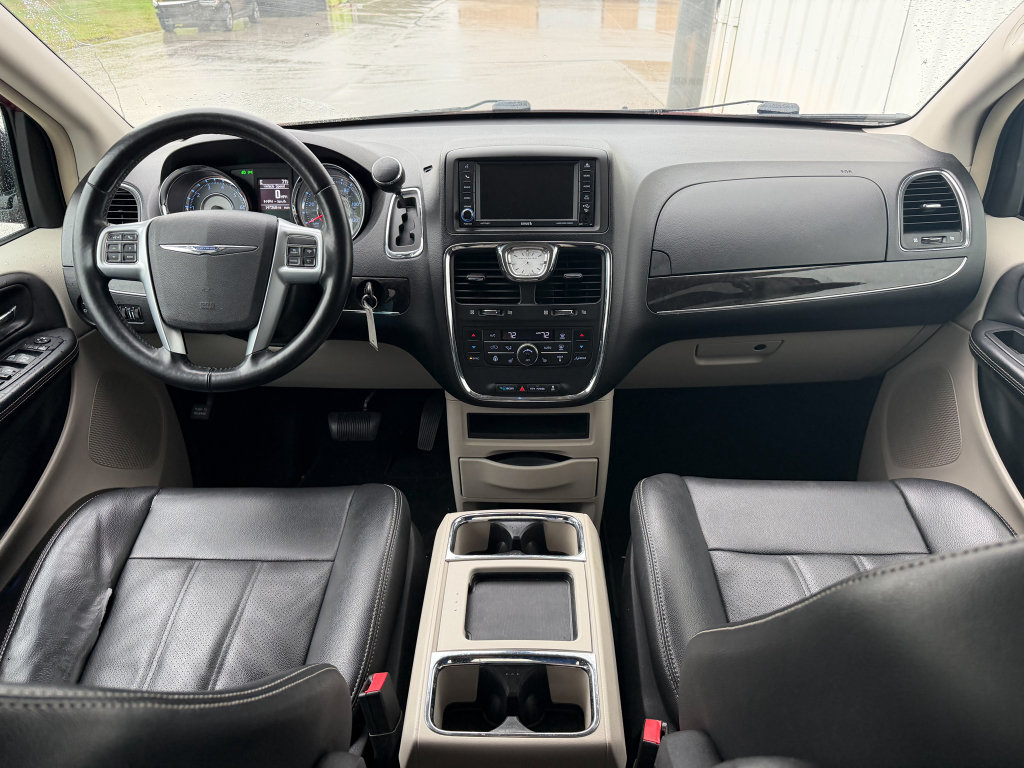 Used 2012 Chrysler Town & Country Touring-L w/ Driver Convenience Group FWD image 18