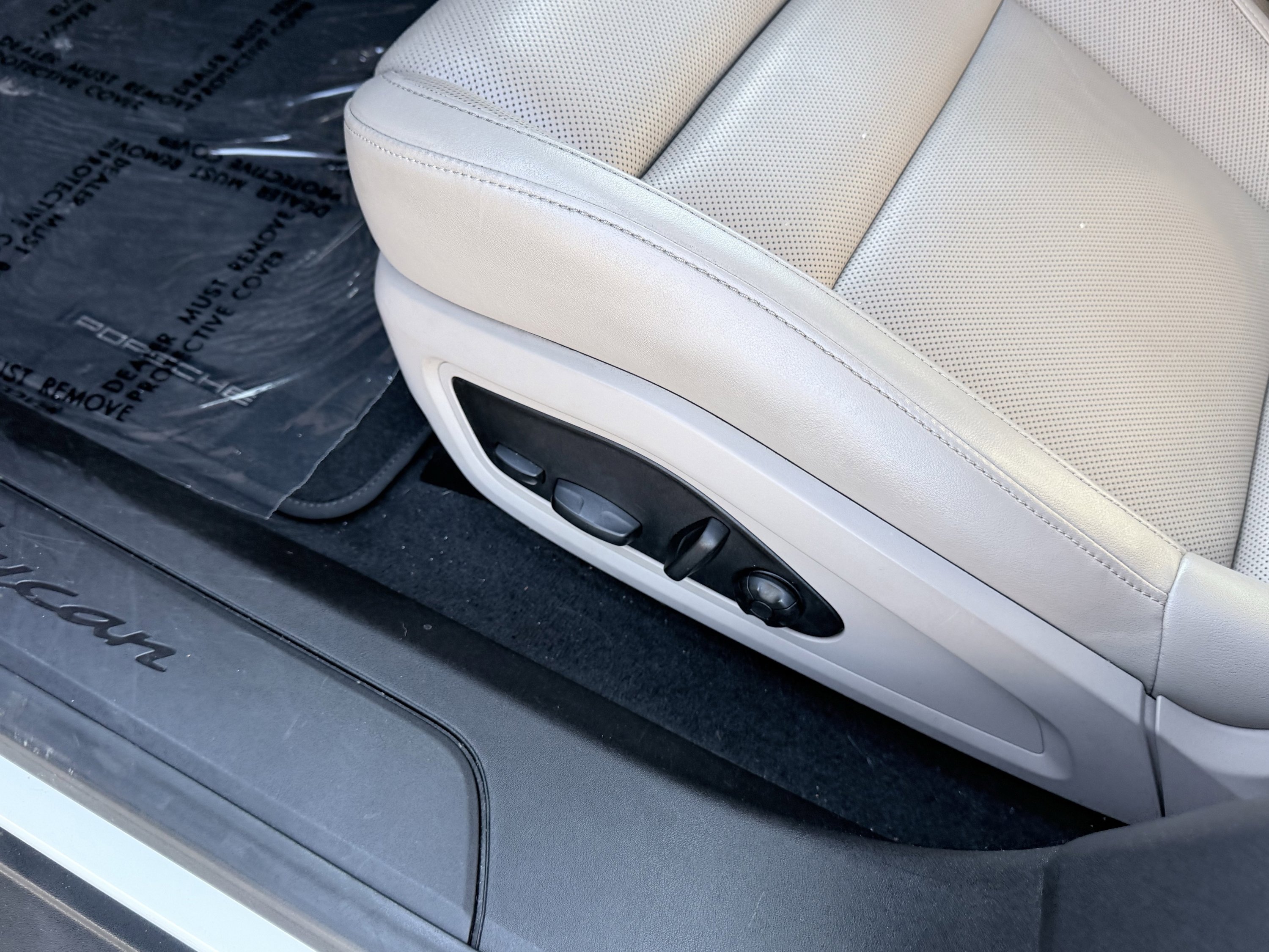 Used 2022 Porsche Taycan image 28