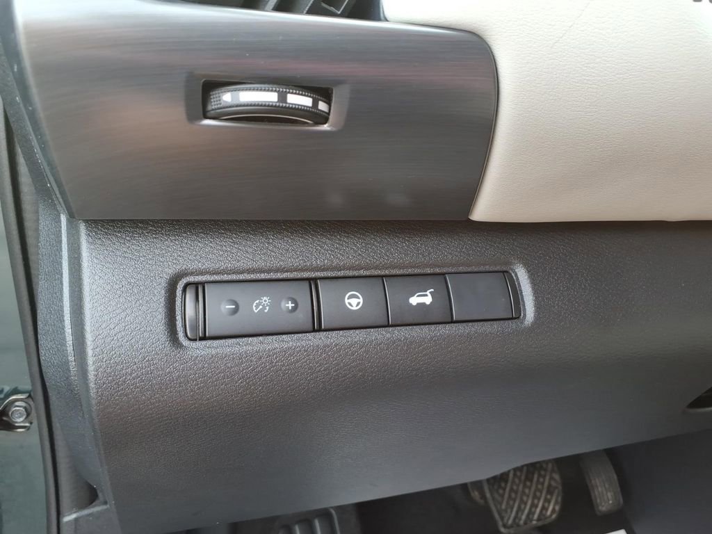 Used 2025 Nissan Pathfinder SL AWD/4WD image 16