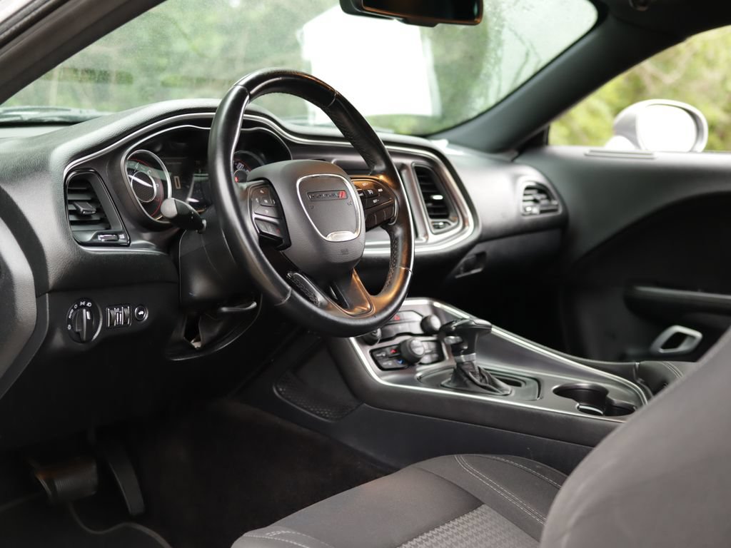Used 2016 Dodge Challenger SXT RWD image 9