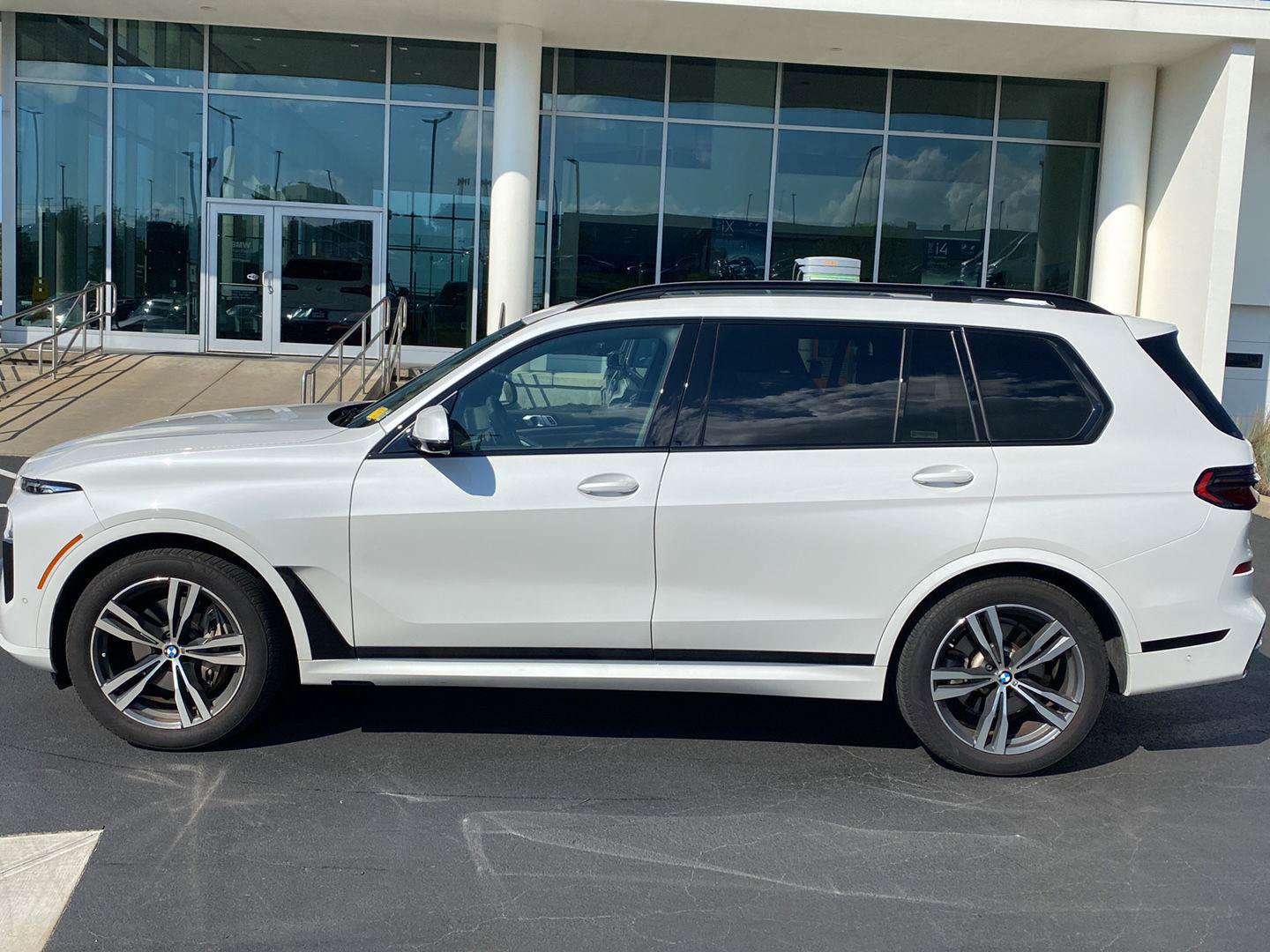Used 2024 BMW X7 xDrive40i w/ M Sport Package AWD/4WD image 10