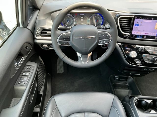 Used 2025 Chrysler Pacifica Select FWD image 9